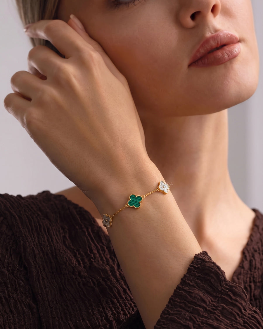 Model wearing the clover malachite bracelet in yellow gold
