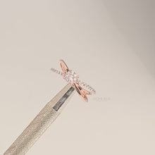 Close-up video of round lab grown diamond split-shank ring in rose gold