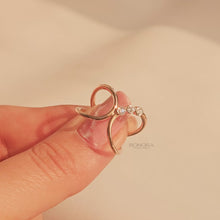 Close-up video of open lab grown diamond swirl ring in rose gold